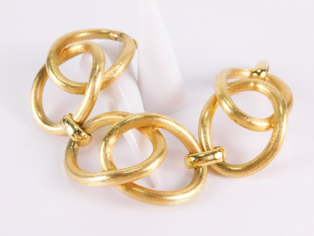 Lot 198: 18k Yellow Gold Double Ring Link Bracelet