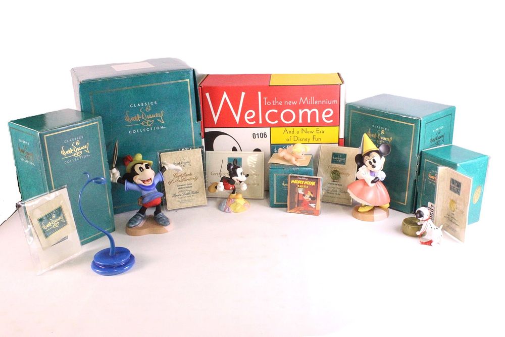 Lot 334: Lot of 5 WDCC Figurines and Ornaments