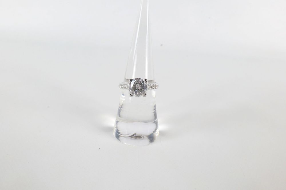 Lot 145: Platinum Diamond Ring