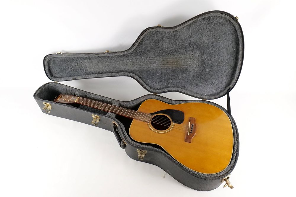 Lot 205: Vintage Yamaha FG-180 Nippon Gaki "Red Label" Acoustic Guitar