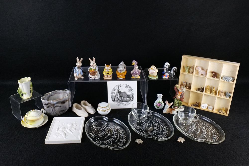 Lot 233: Multiple Ceramic and Glass Decorative Figurines