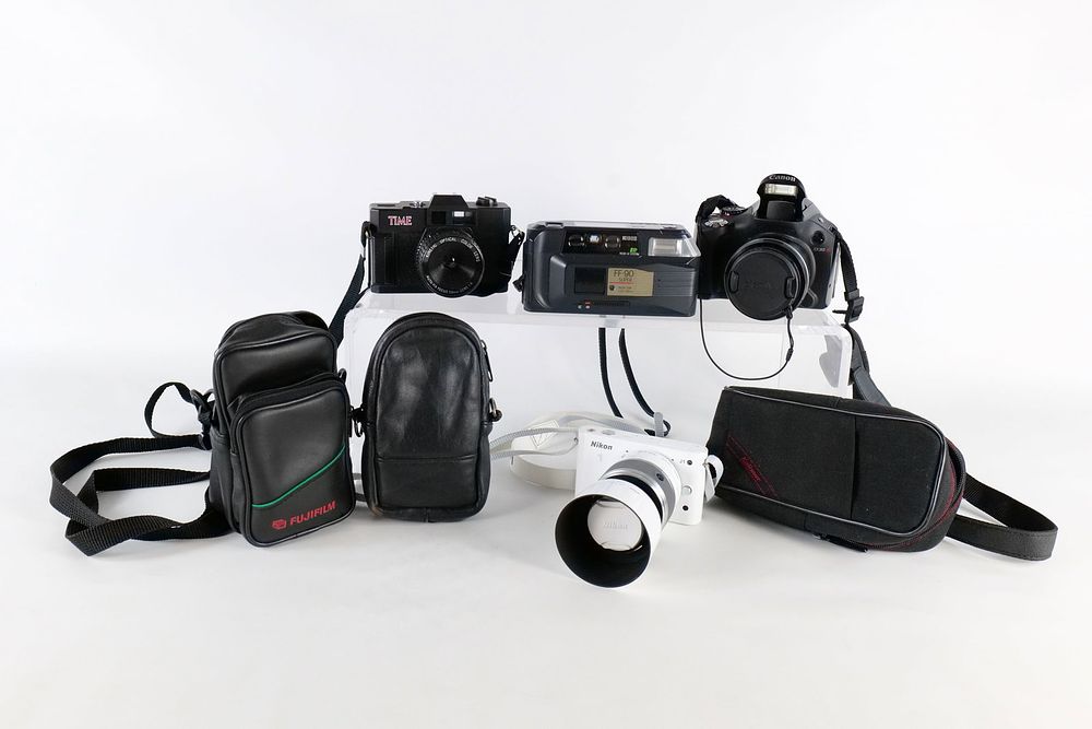 Lot 253: Grouping of Cameras