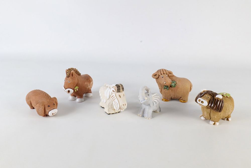 Lot 324: A Collection of Artesania Rinconada Figurines