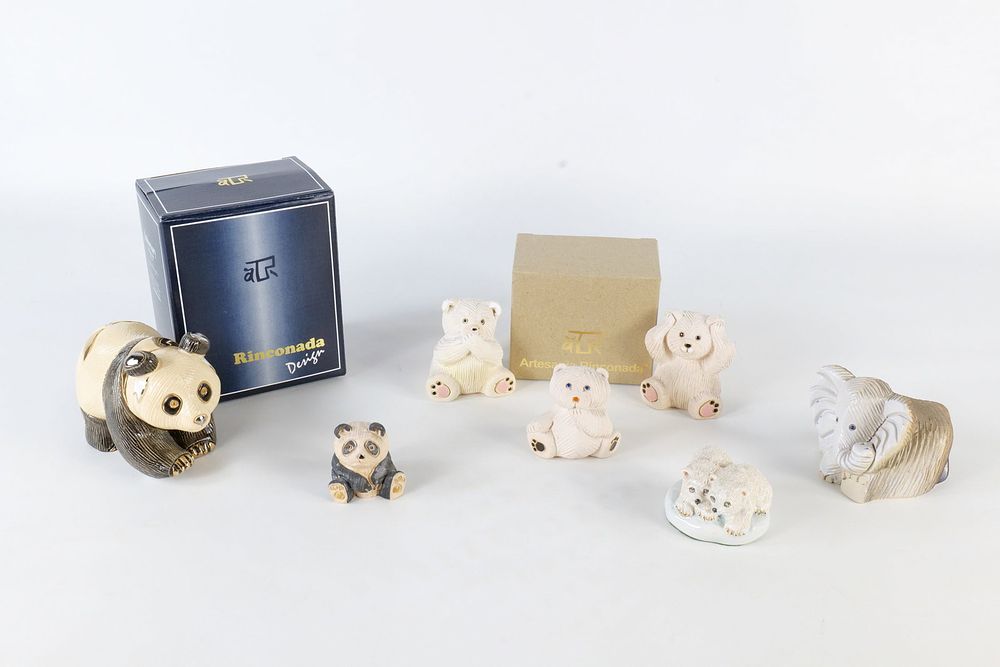 Lot 342: A Collection of Artesania Rinconada Figurines
