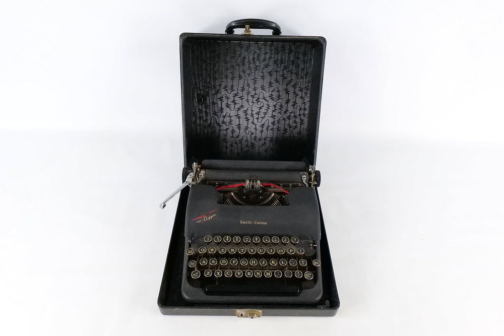 Lot 375: Smith-Corona Clipper Typewriter