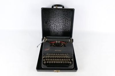 Smith-Corona Clipper Typewriter. Smith-Corona Clipper metal portable typewriter in original 