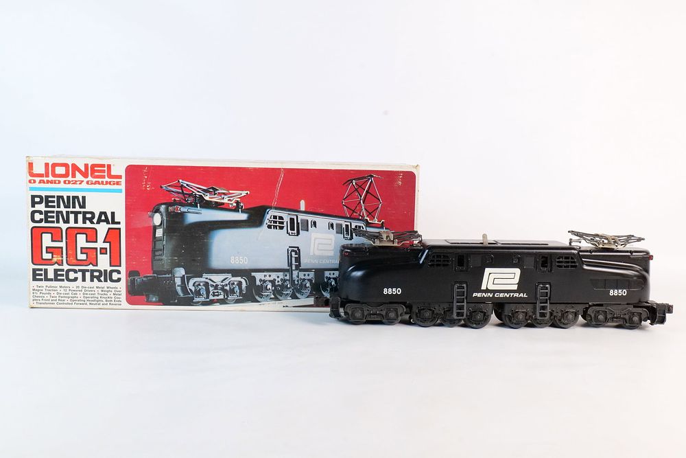 Lot 165: Lionel 0 Gauge Penn Central GG-1 Electric engine 8550