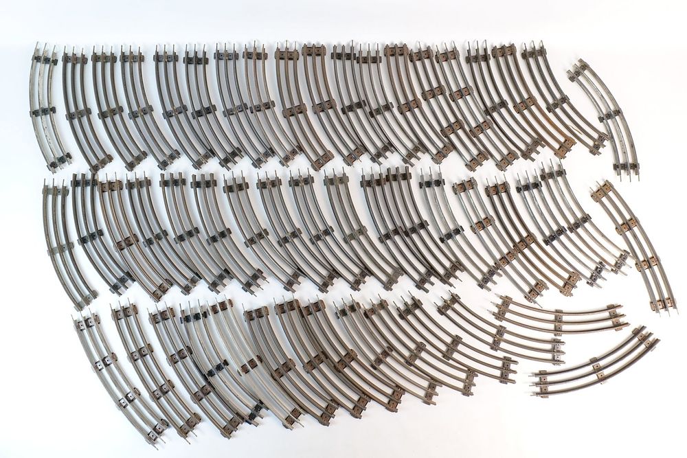 Lot 172: Lot of Vintage Lionel Postwar Tubular O/O27 Gauge Track