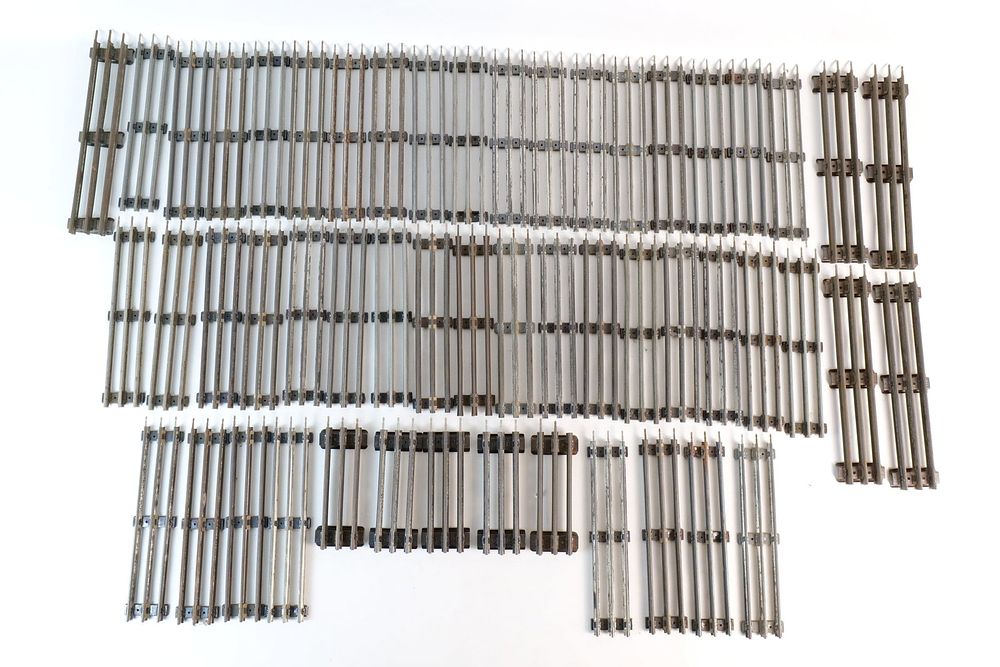Lot 174: Lot of Vintage Lionel Postwar Tubular O/O27 Gauge Track