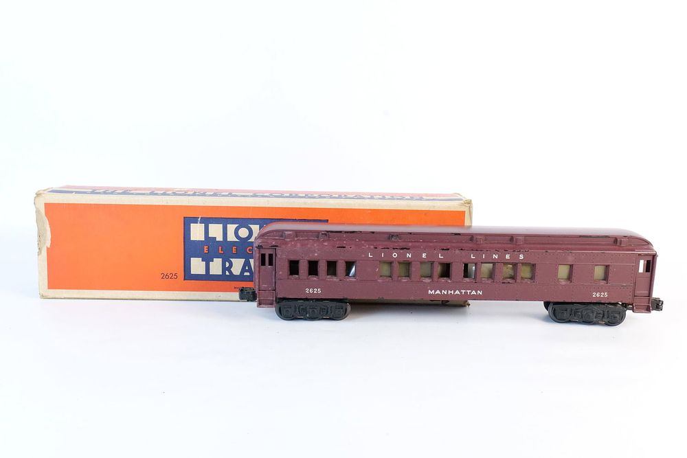 Lot 183: Vintage Lionel Postwar Manhattan passenger car #2625