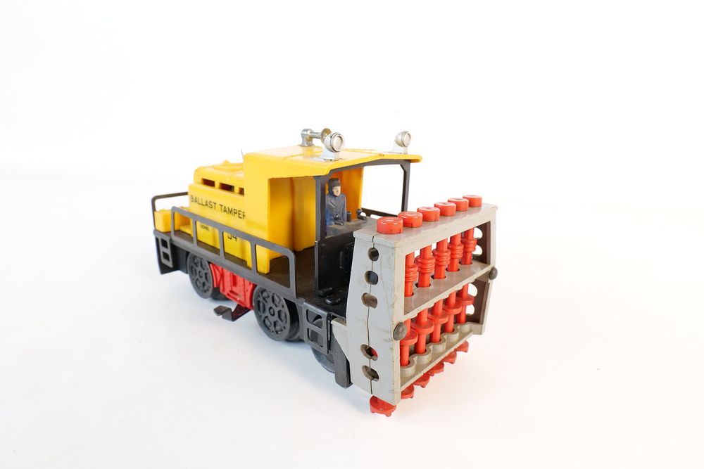Lot 210: Vintage Lionel 0/27 Postwar Ballast Tamper #54 motorized unit