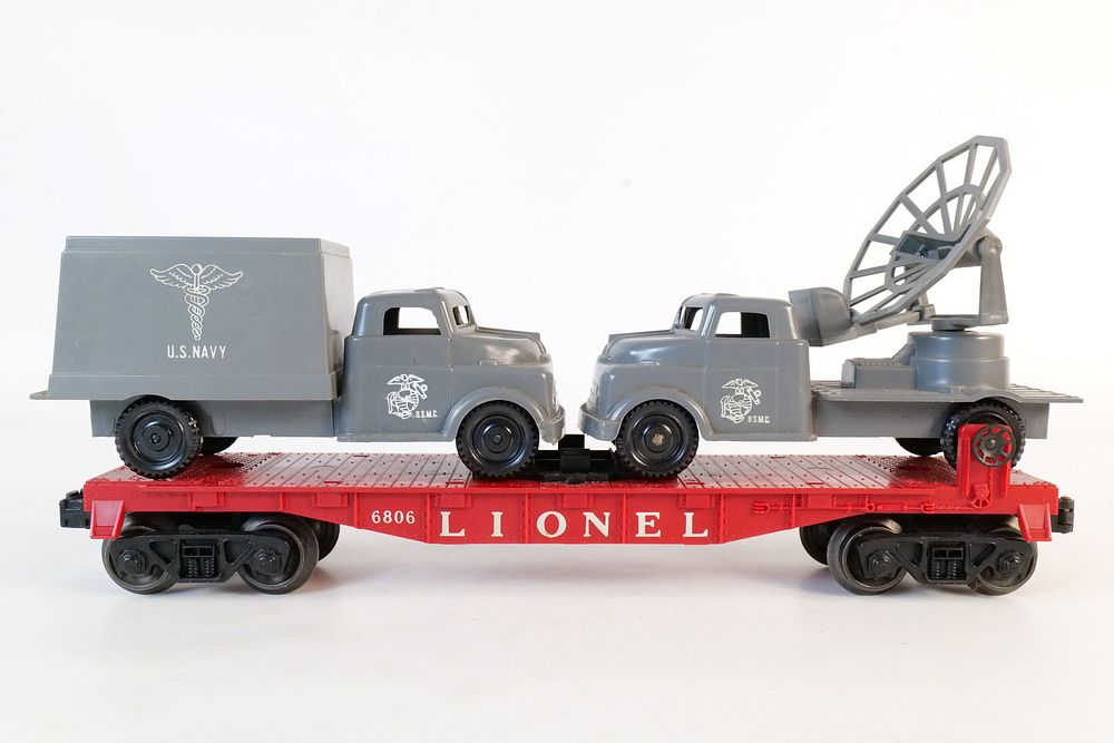 Lot 217: Vintage Lionel 0/27 Postwar US Marines flatbed car #6806