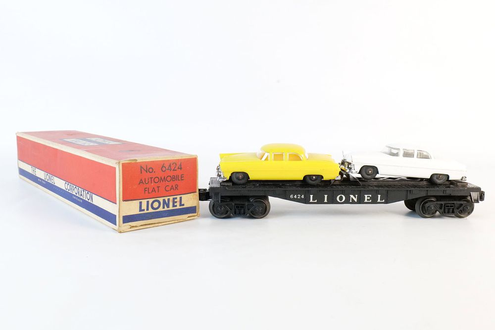 Lot 223: Vintage Lionel 0/27 Postwar Automobile Flat Car #6424