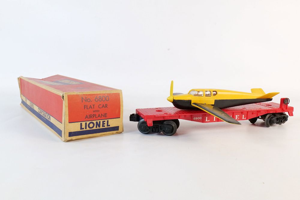 Lot 226: Vintage Lionel 0/27 Postwar Flat car with Airplane #6800