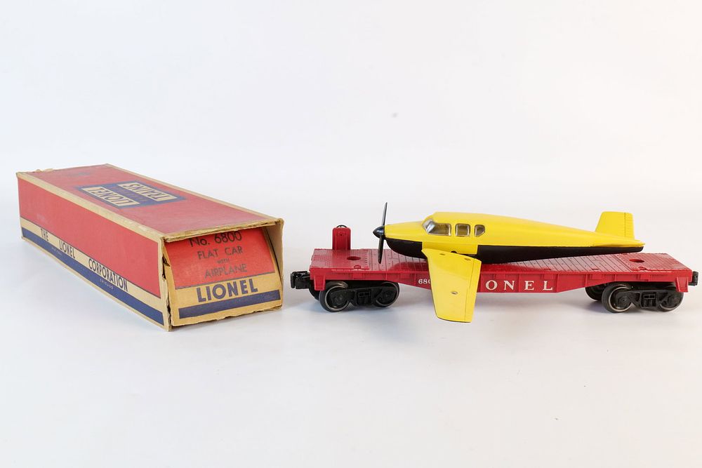 Lot 227: Vintage Lionel 0/27 Postwar Flat car with Airplane #6800