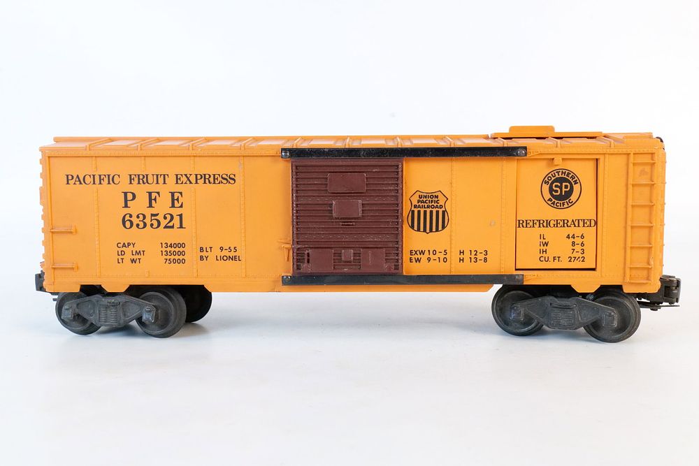 Lot 230: Vintage Lionel 0/27 Postwar Pacific Fruit Express PFE box car #63521