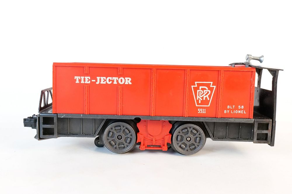 Lot 232: Vintage Lionel 0/27 Postwar Tie-Jector PRR #58