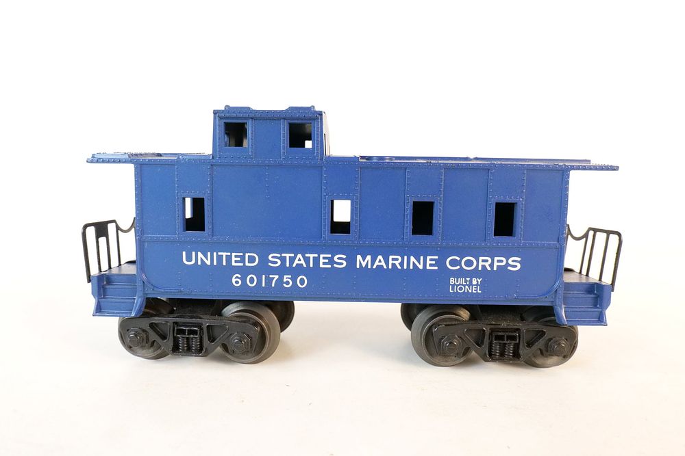 Lot 257: Vintage Lionel 0/27 Postwar US Navy Flat Car with Operating Submarine  #3830