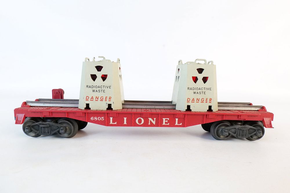 Lot 263: Vintage Lionel 0/27 Postwar Radioactive waste DANGER flat car #6805