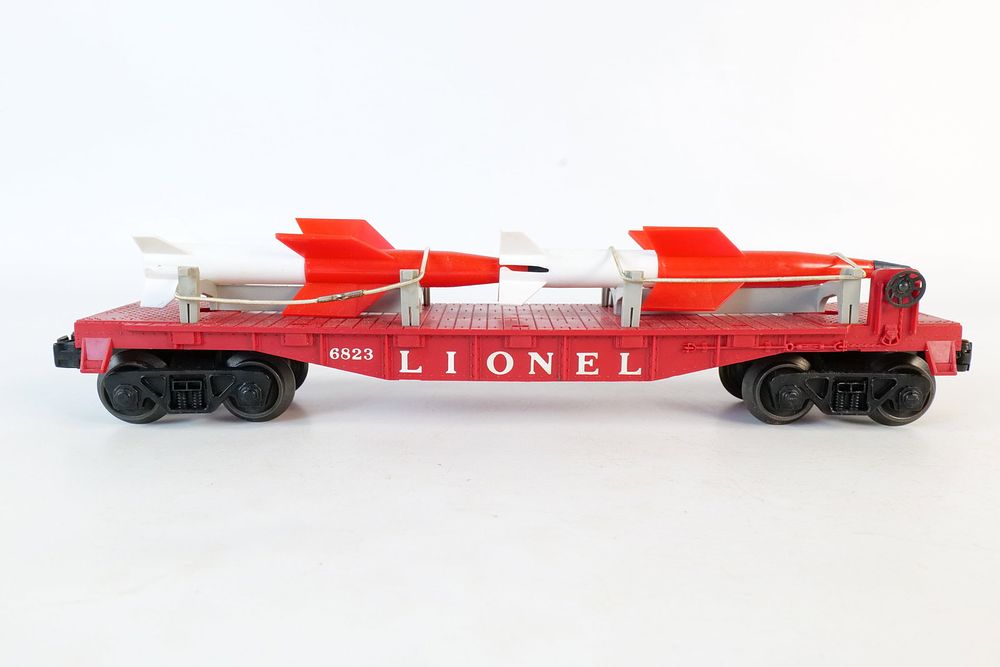 Lot 266: Vintage Lionel 0/27 Postwar Missile Transport Flat Car #6823