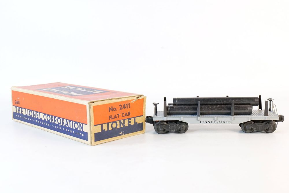 Lot 271: Vintage Lionel 0/27 Postwar Pipe Transport Flat Car #2411