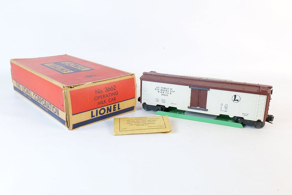 Lot 285: Vintage Lionel 0/27 Postwar Operating Milk Car #3662 with box