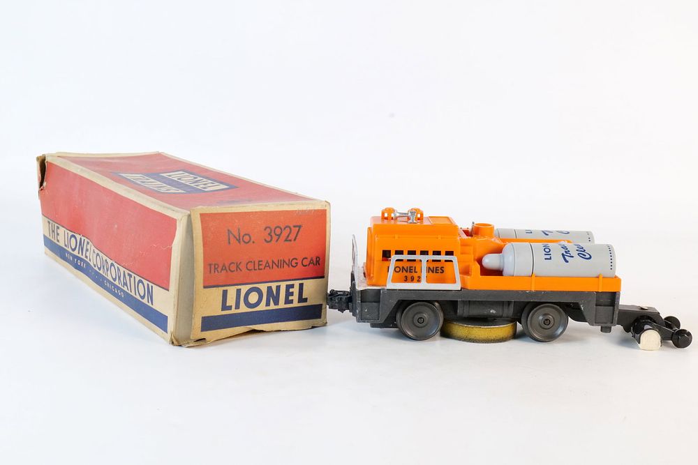 Lot 286: Vintage Lionel 0/27 Postwar Track Cleaning Car #3927 with box