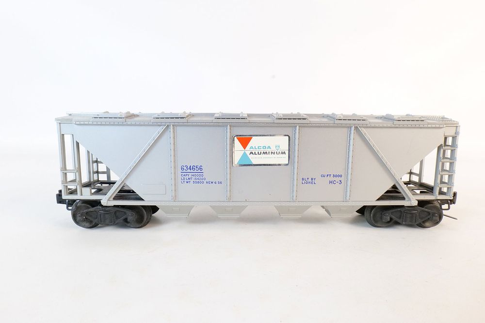 Lot 290: Vintage Lionel 0/27 Postwar Alcoa Aluminum 4-bay Hopper car #6346