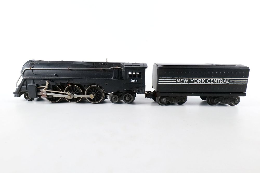 Lot 307: Vintage Lionel 0/27 Postwar Engine #221 with tender