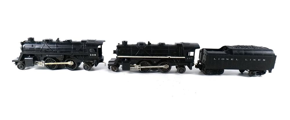 Lot 308: Vintage Lionel 0/27 Postwar Engine #237, #239 and tender #1130-T