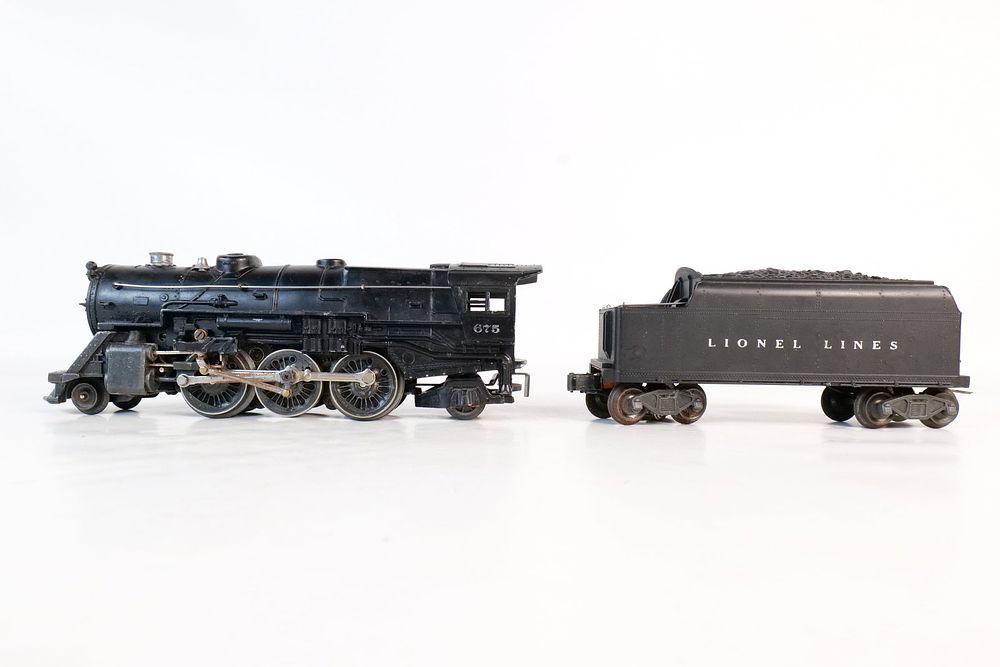 Lot 318: Vintage Lionel 0/27 Postwar Engine #675 with Tender