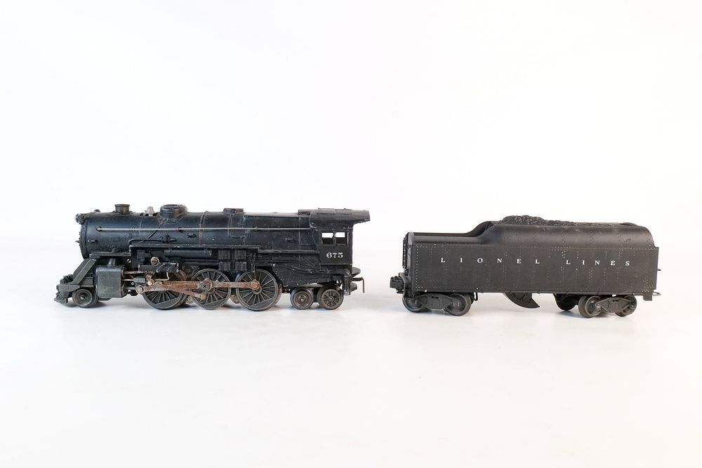 Lot 319: Vintage Lionel 0/27 Postwar Engine #675 with Tender