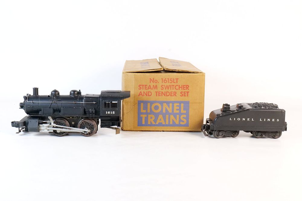 Lot 324: Vintage Lionel 0/27 Postwar Engine #1615 with Tender