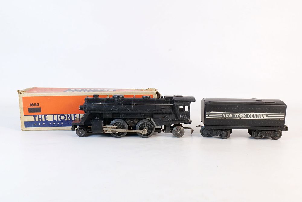 Lot 327: Vintage Lionel 0/27 Postwar Engine #1655 with NYC Tender