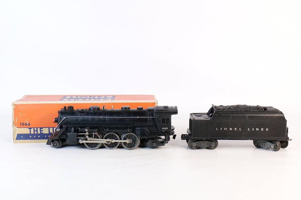 Lot 329: Vintage Lionel 0/27 Postwar Engine #1666 with Tender