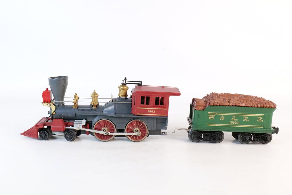 Lot 330: Vintage Lionel 0/27 Postwar General Engine #1862 with Tender