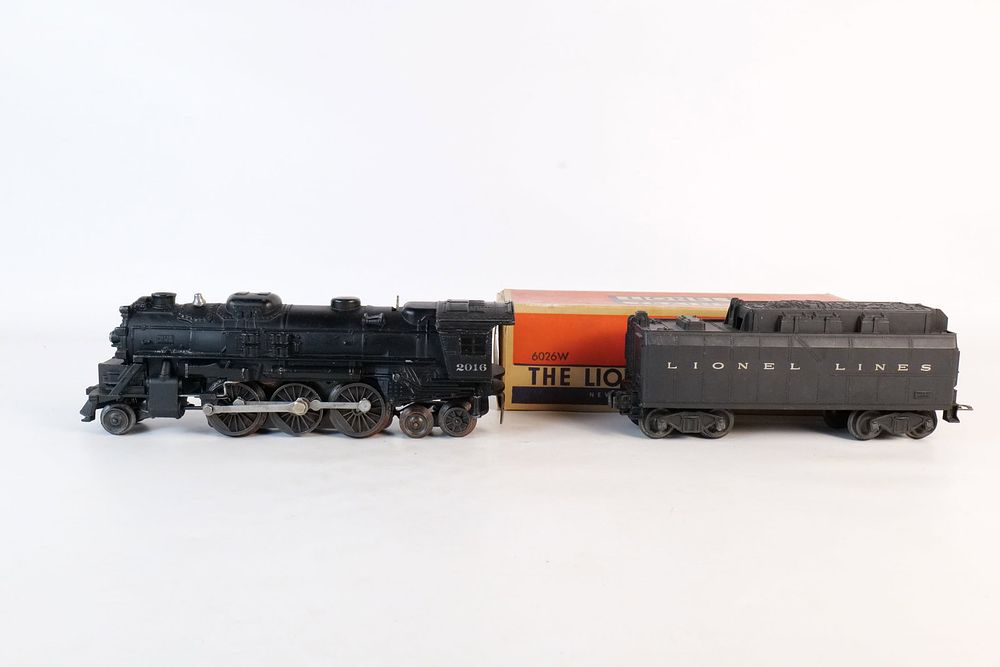 Lot 331: Vintage Lionel 0/27 Postwar Engine #2016 with Tender
