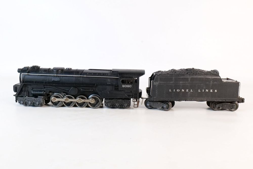 Lot 333: Vintage Lionel 0/27 Postwar  Engine #2020 with Tender