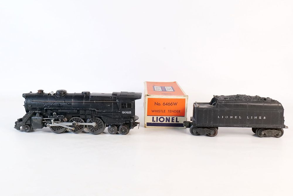 Lot 335: Vintage Lionel 0/27 Postwar Engine #2025 with Tender