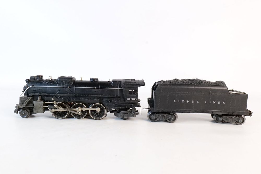 Lot 337: Vintage Lionel 0/27 Postwar Engine #2026 with Tender #6466WX