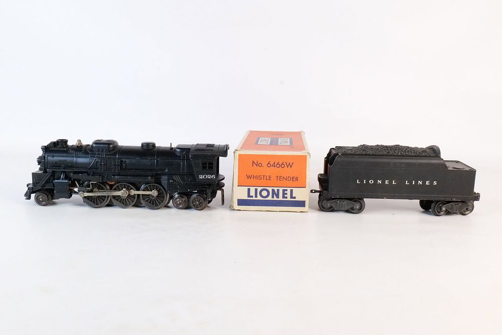 Lot 338: Vintage Lionel 0/27 Postwar Engine #2026 with Tender #6466W