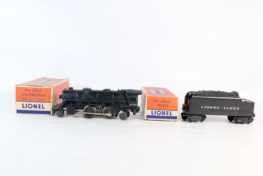Lot 339: Vintage Lionel 0/27 Postwar Engine #2034 with Tender