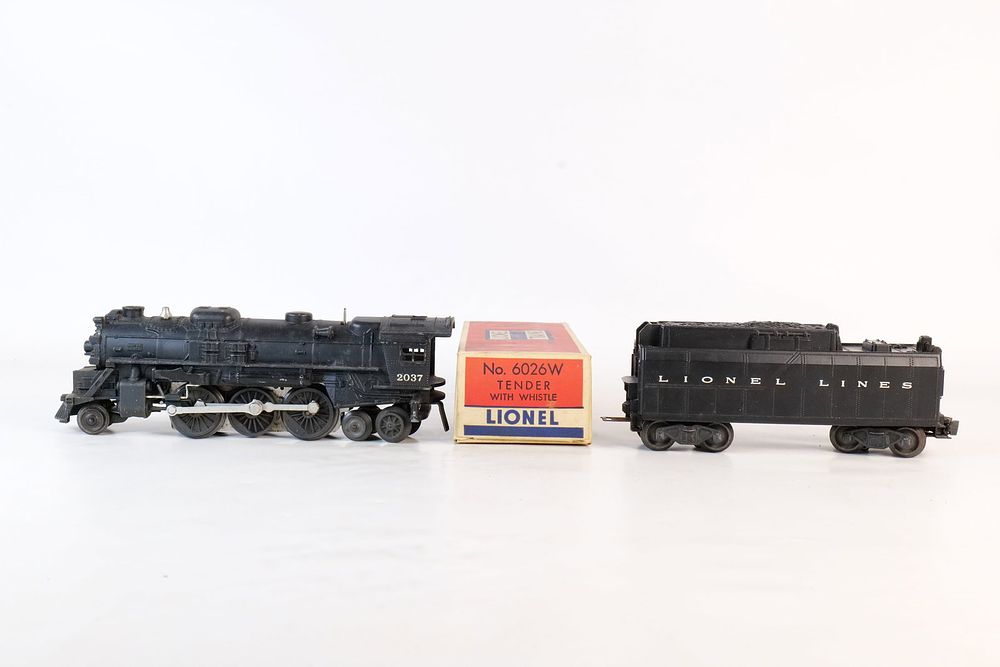 Lot 342: Vintage Lionel 0/27 Postwar Engine #2037 with Tender