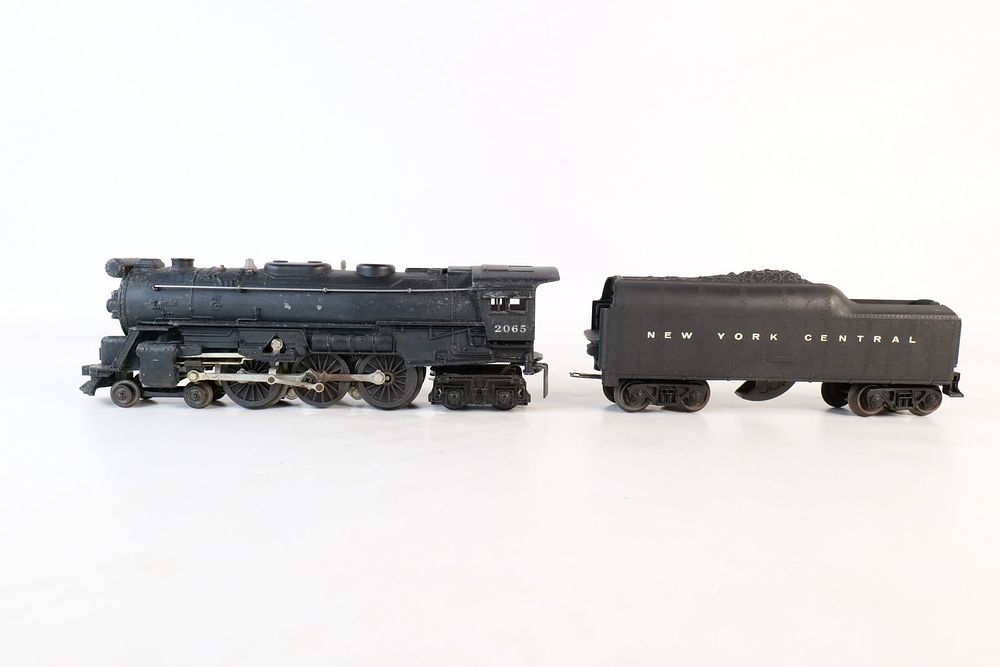 Lot 347: Vintage Lionel 0/27 Postwar NYC Engine #2065 with Tender