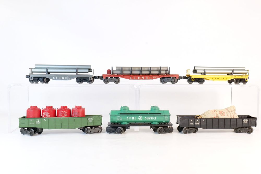 Lot 354: Group Lot of Vintage Lionel 0/27 Postwar Freight cars