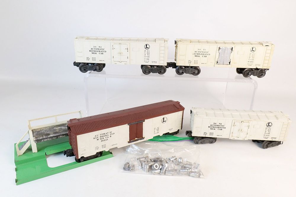 Lot 364: Group Lot of Vintage Lionel 0/27 Postwar Automatic Operating Milk Cars
