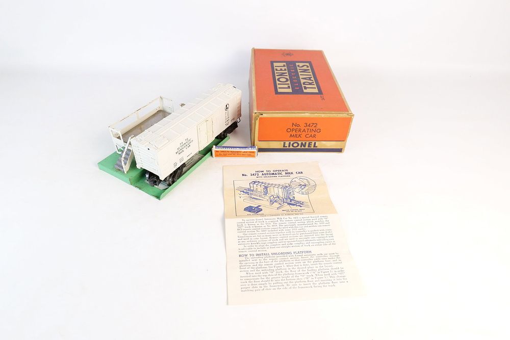 Lot 365: Vintage Lionel 0/27 Postwar Operating Milk Car #3472
