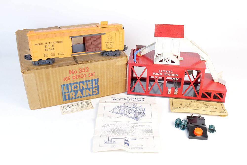 Lot 371: Vintage Lionel 0/27 Postwar Ice Depot Set #352