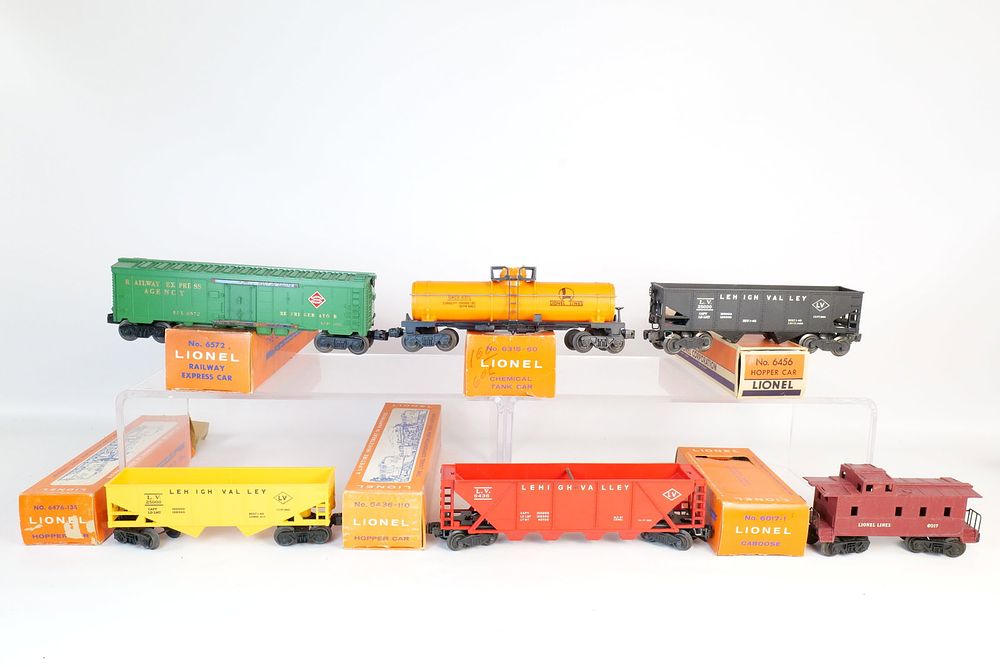 Lot 378: Lot of Vintage Lionel 0/27 Postwar Trains in boxes