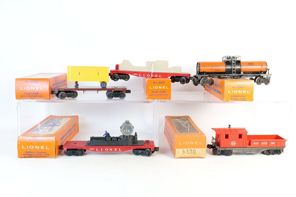 Lot 384: Lot of (5) Vintage Lionel 0/27 Postwar trains in boxes